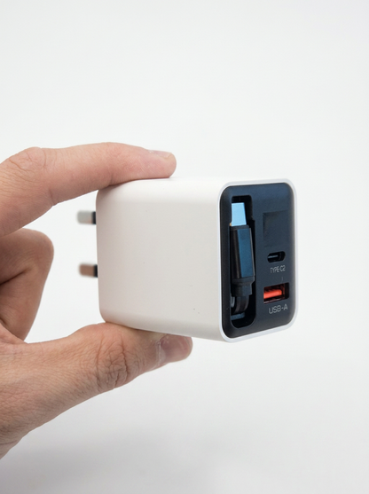 Chargeur Nexora rétractable 65W tenu en main